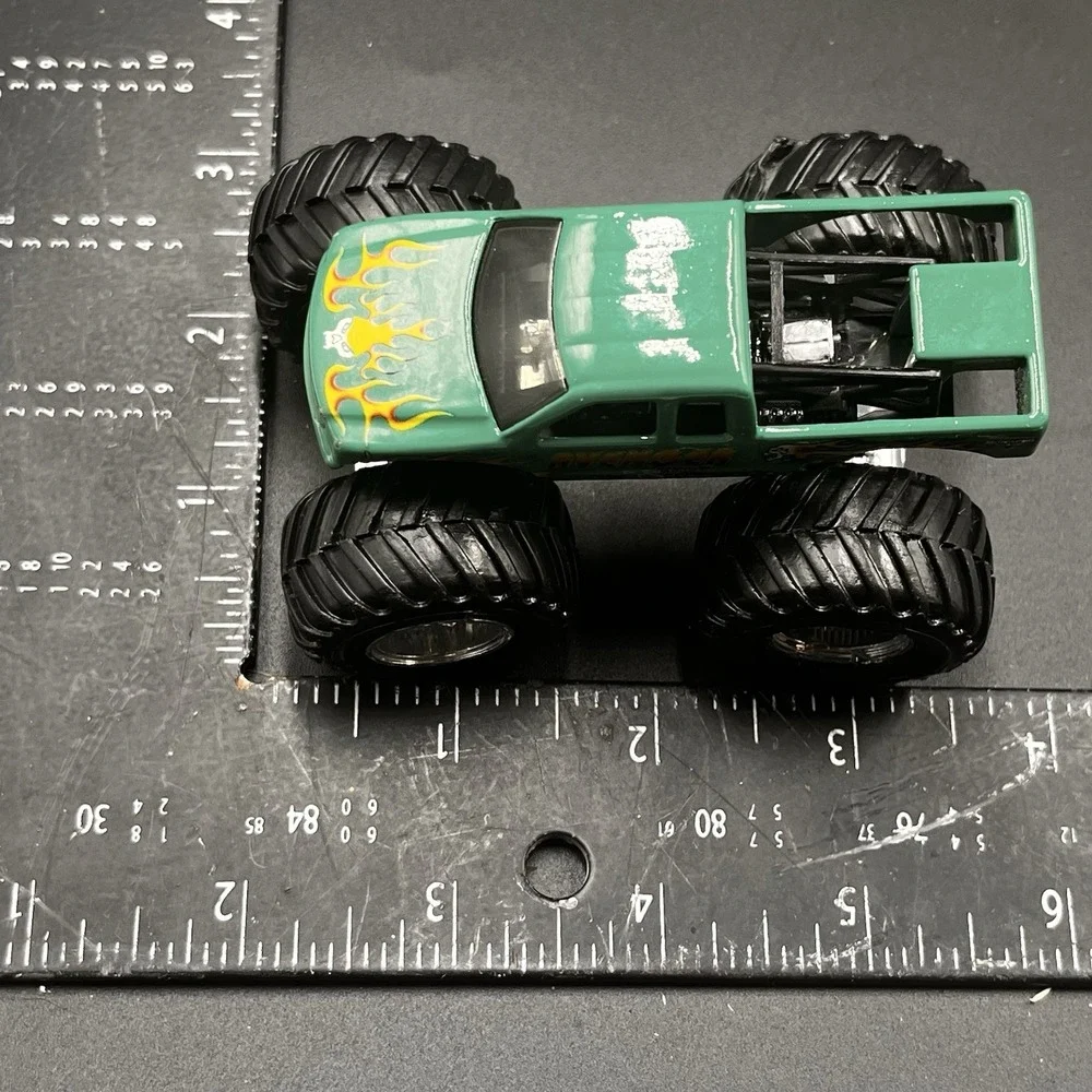 Hot Wheels Monster Jam Truck 1/64 Diecast Metal Avenger Green‎